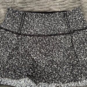 Lululemon Athletica Lost in Pace - 8 - Black and White skirt skort